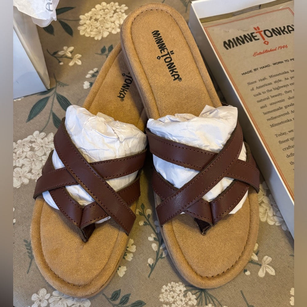 Minnetonka Sunny Thong Dark Brown Leather Strap sandals. Size 9 Narrow. NIB
